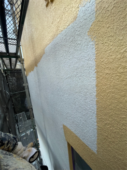 渋谷区にて外壁の中塗り塗装