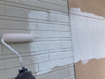 美里町にて外壁の下塗り塗装