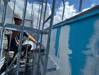 さいたま市にて外壁の中塗り塗装ブルー