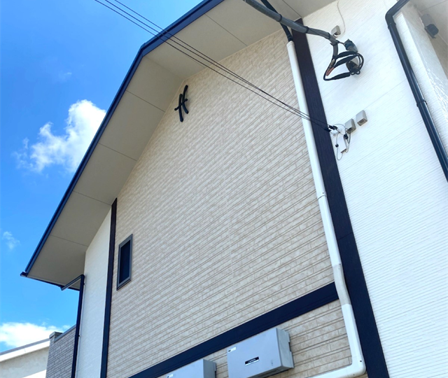栃木県真岡市のアパートにて太陽光パネルのある屋根の塗装と外壁のクリア塗装とカラー塗装の塗分けを行いました