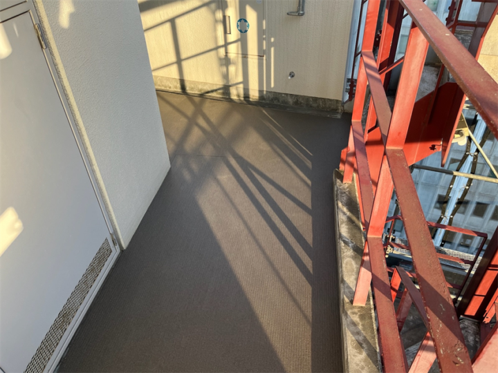 東京都中央区にて階段のシート張り替えと鉄部手すり塗装を行いました