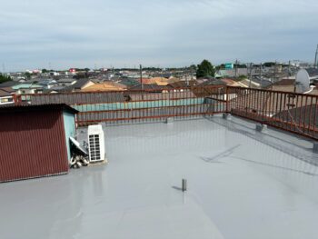 さいたま市岩槻区の店舗の屋上ウレタン通気緩衝工法による雨漏り修繕工事を行いました